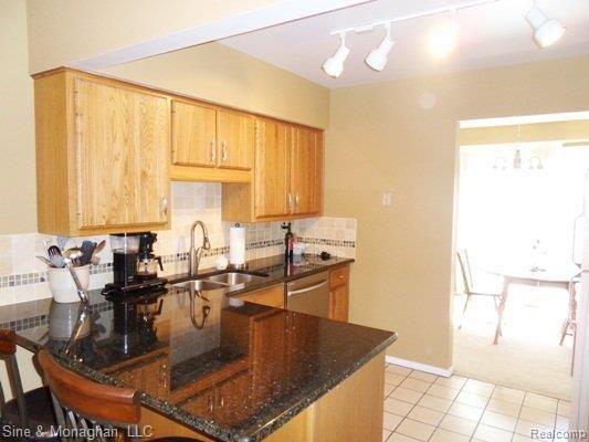 76 Stratford Lane, Unit 17 Rochester, MI 48309 - Photo 2 of 21 Awesome updated kitchen
