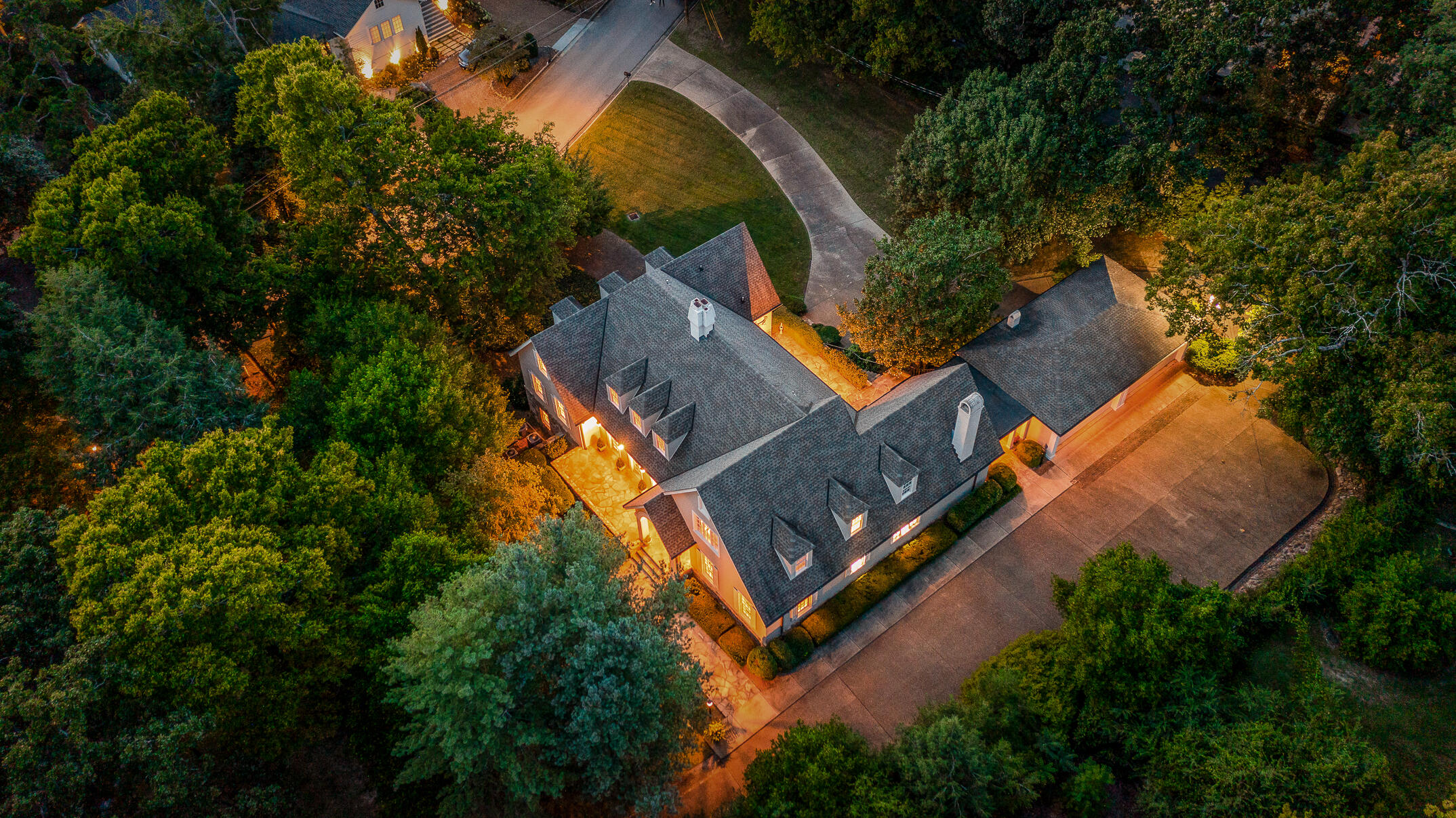 1524 Minnekahda Road Chattanooga, TN 37405 - Photo 1 of 52 Aerial View