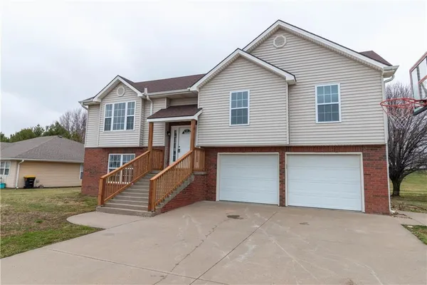 $329,900 | 1005 East Pearl Court, Savannah, MO 64485