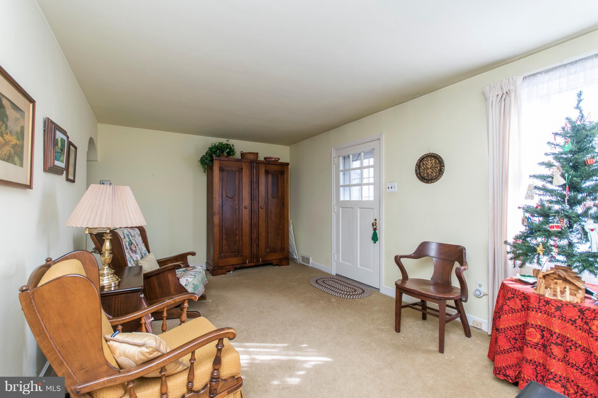 2590 High Road Huntingdon Valley, PA 19006 - Photo 2 of 26 Living Room