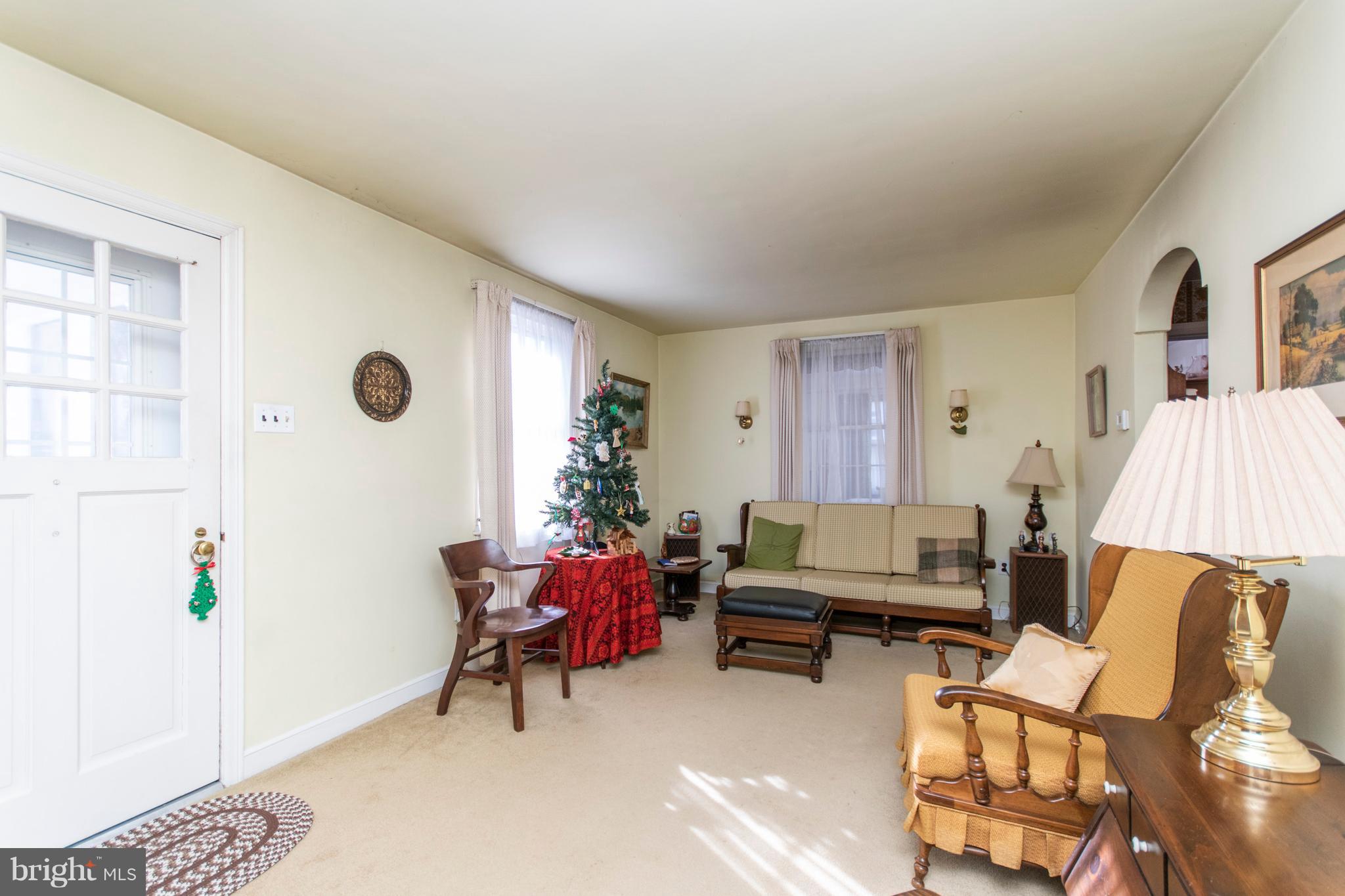 2590 High Road Huntingdon Valley, PA 19006 - Photo 3 of 26 Living Room