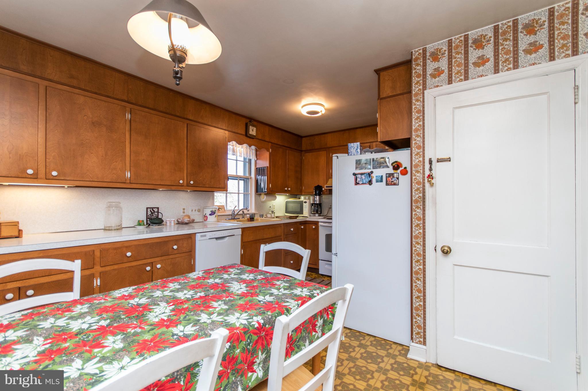 2590 High Road Huntingdon Valley, PA 19006 - Photo 6 of 26 Eat In Kitchen