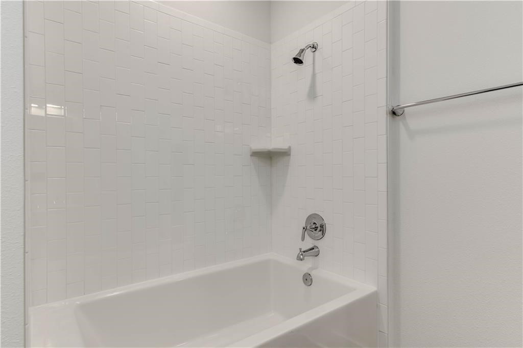 4704 Sunset Trail, Unit 3102 Austin, TX 78745 - Photo 19 of 40 a bathroom with a bathtub