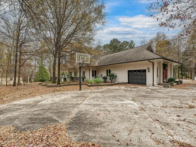 a view of house with a yard