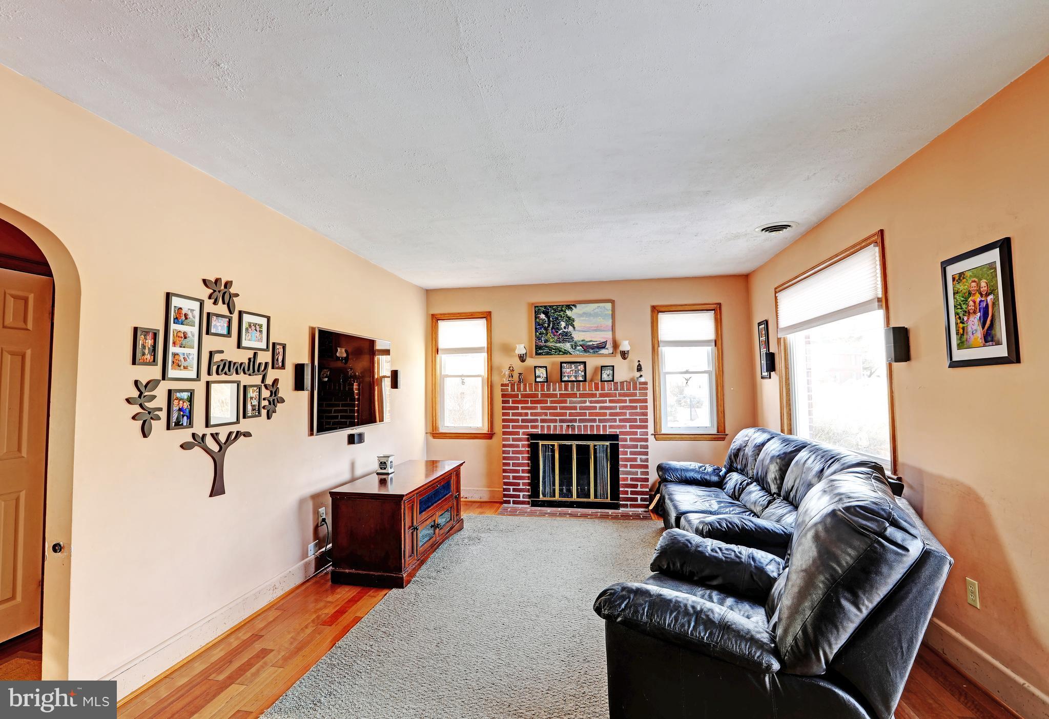 505 Uniontown Road Westminster, MD 21158 - Photo 4 of 26 Living Room