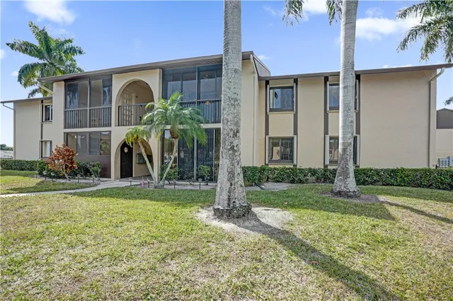 $158,000 | 426 Pine Glen Lane, Unit D2, Greenacres, FL 33463