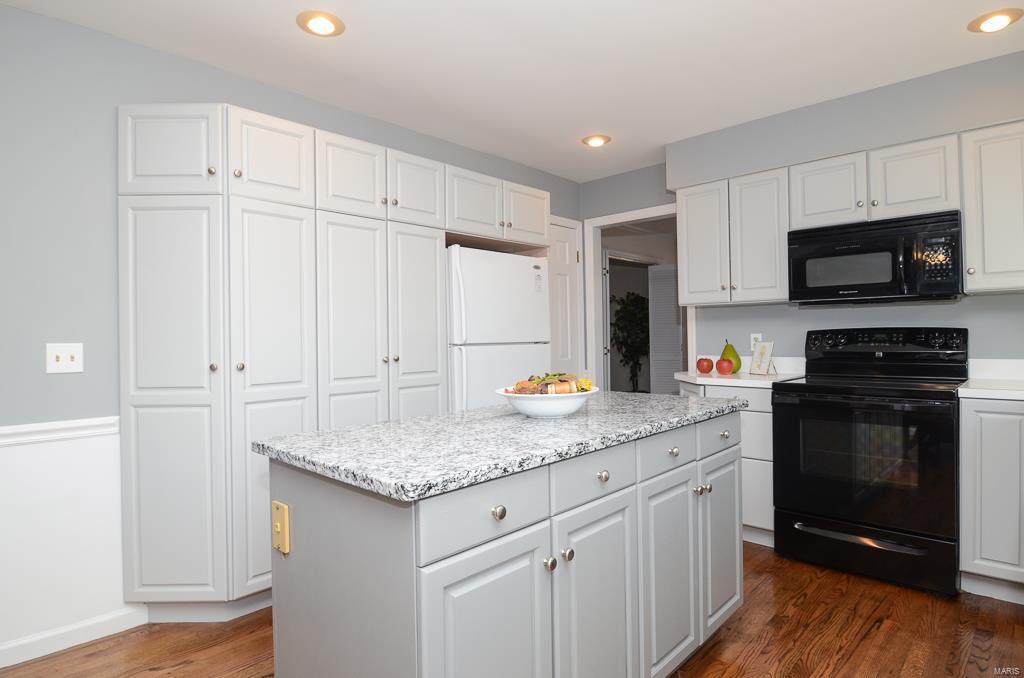 558 Hickory Ridge Court St. Louis, MO 63131 - Photo 6 of 33 Gallery Image 6