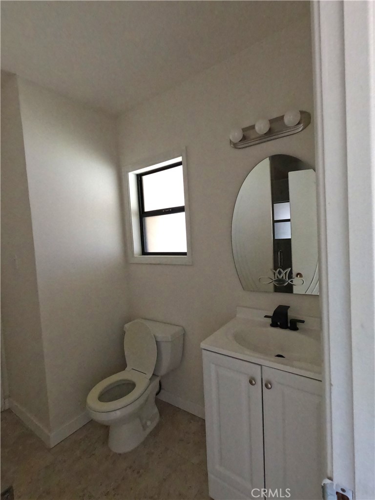 1515 Belleau Road Glendale, CA 91206 - Photo 18 of 35 a bathroom with a toilet a sink and mirror