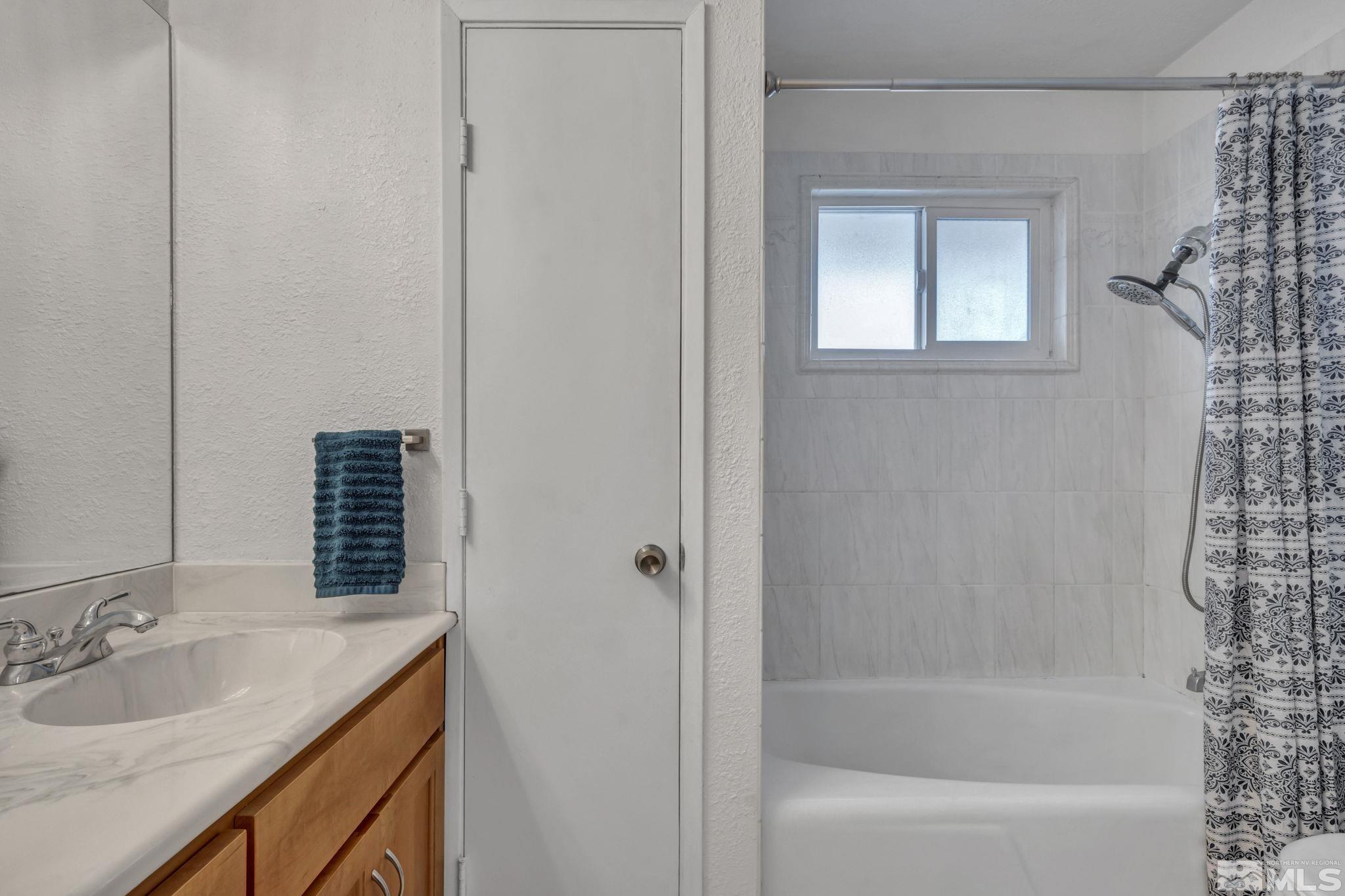 112 Smithridge Reno, NV 89502 - Photo 17 of 37 a bathroom with a granite countertop sink a toilet and bathtub