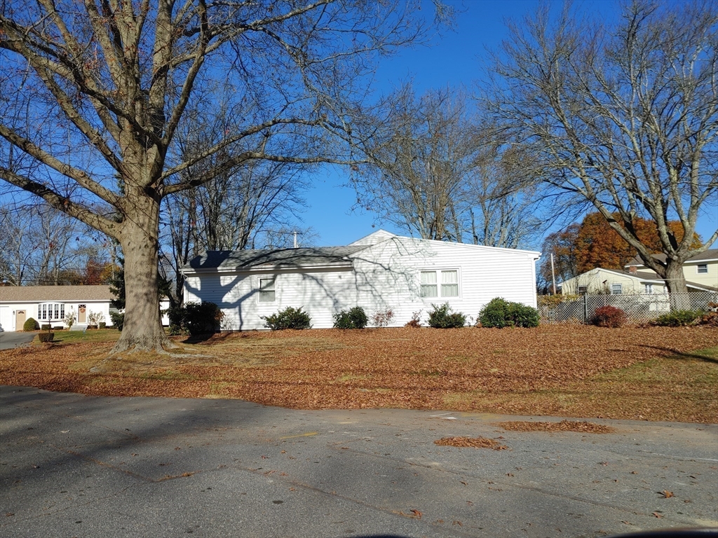 38 Greenwood Road Somerset, MA 02726 - Photo 4 of 40 Gallery Image 4