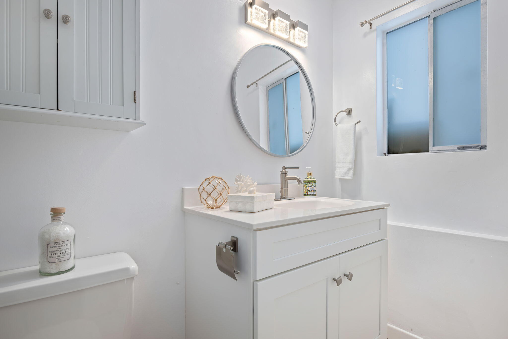 5 Fellowship Circle Santa Barbara, CA 93109 - Photo 19 of 32 a bathroom with a sink and a mirror