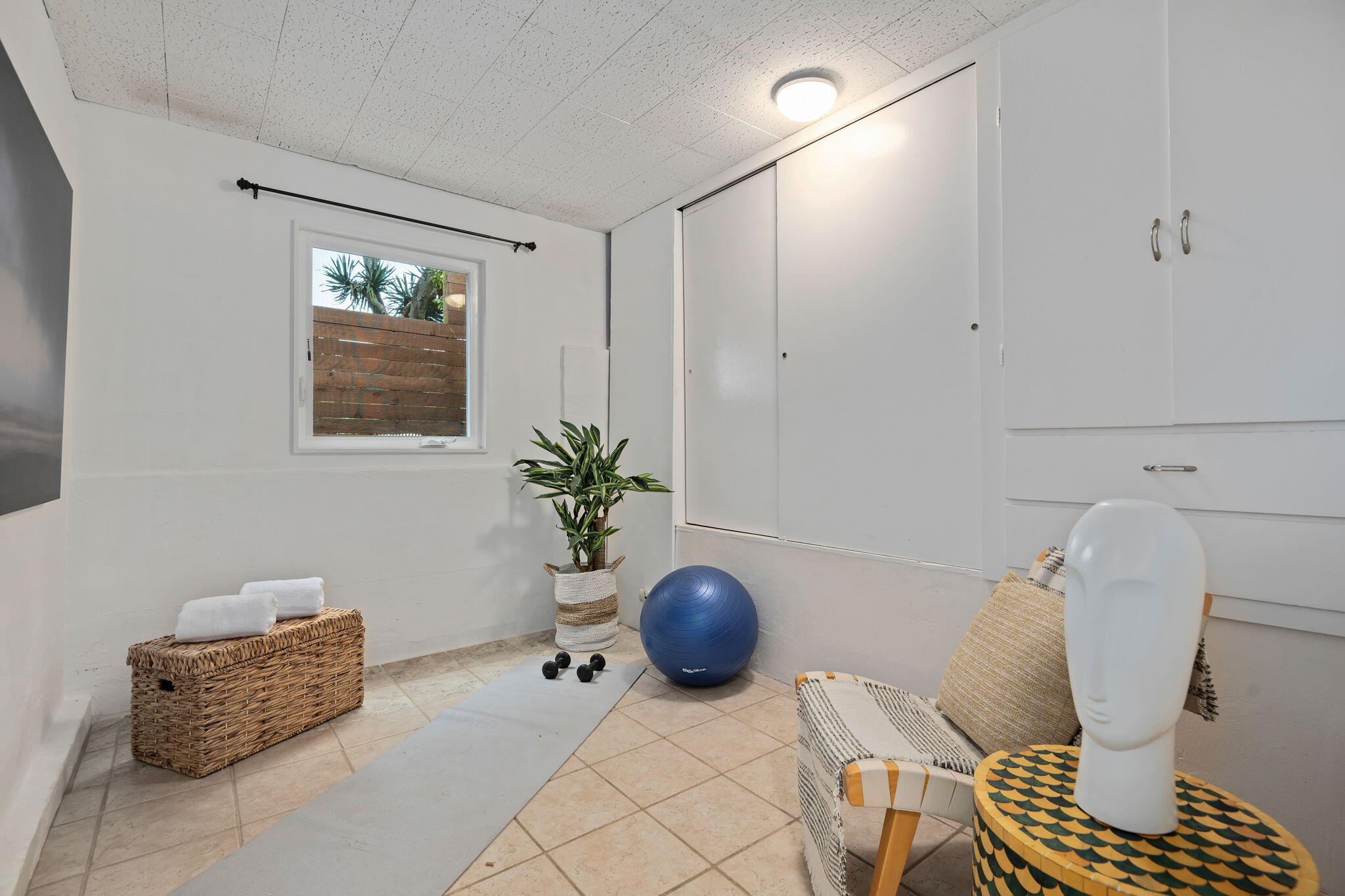 5 Fellowship Circle Santa Barbara, CA 93109 - Photo 21 of 32 a living room with furniture and a potted plant
