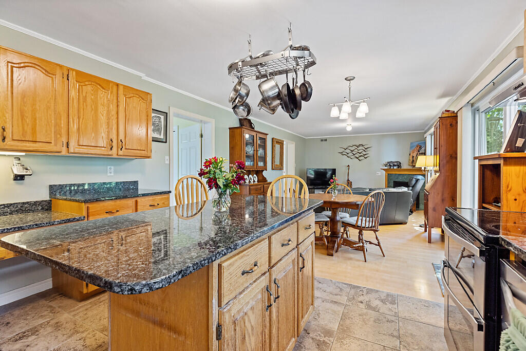 25 Powell Road Cumberland, ME 04110 - Photo 4 of 71 38_BP5A0114_DxO_mls