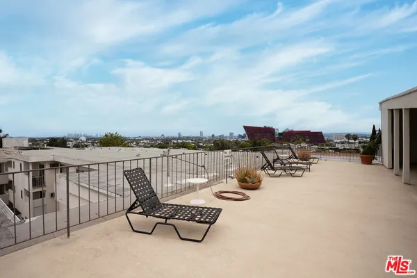 $2,695 | 960 Larrabee Street, Unit 206, West Hollywood, CA 90069