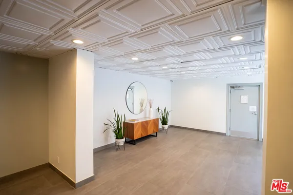 $2,695 | 960 Larrabee Street, Unit 206, West Hollywood, CA 90069