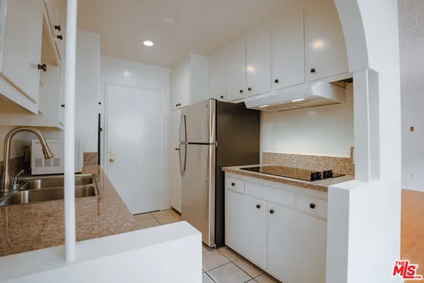 $2,695 | 960 Larrabee Street, Unit 206, West Hollywood, CA 90069