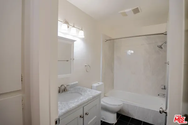 $2,695 | 960 Larrabee Street, Unit 206, West Hollywood, CA 90069