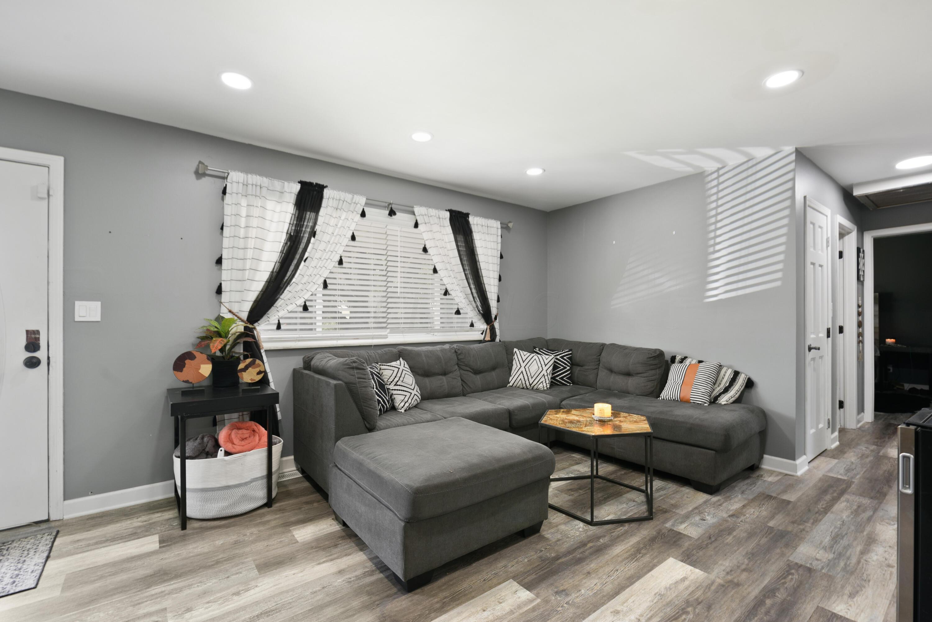 3556 Wyncote Road Columbus, OH 43232 - Photo 3 of 36 Living Room