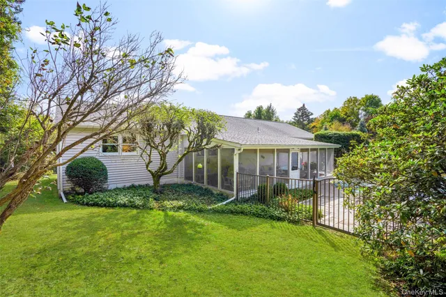 a view of a backyard