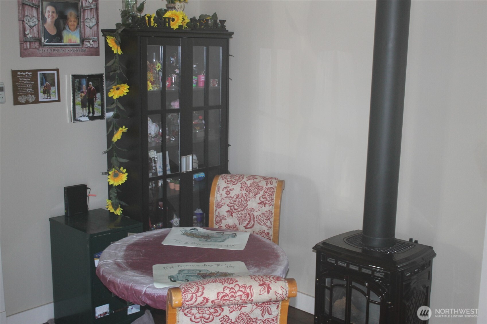 209 East Alder Avenue Ritzville, WA 99169 - Photo 6 of 15 a living room with furniture and lamp