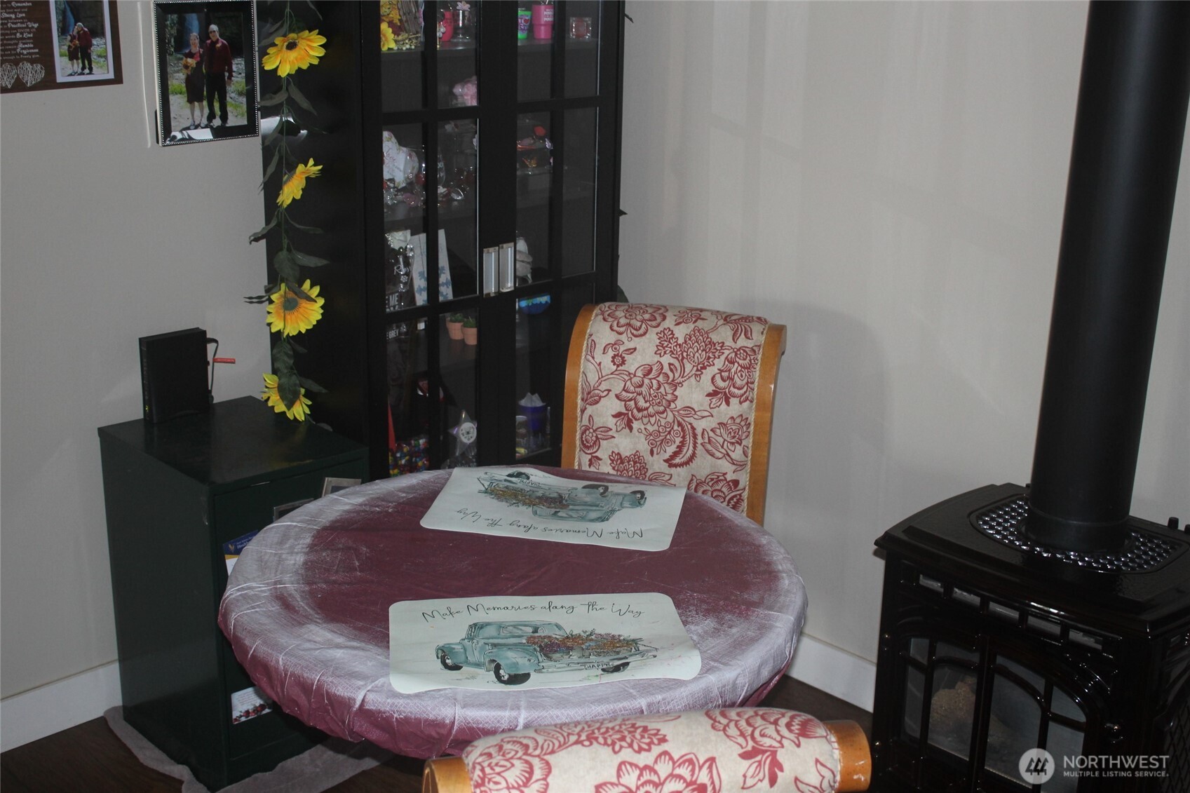 209 East Alder Avenue Ritzville, WA 99169 - Photo 10 of 15 a living room with furniture and lamp