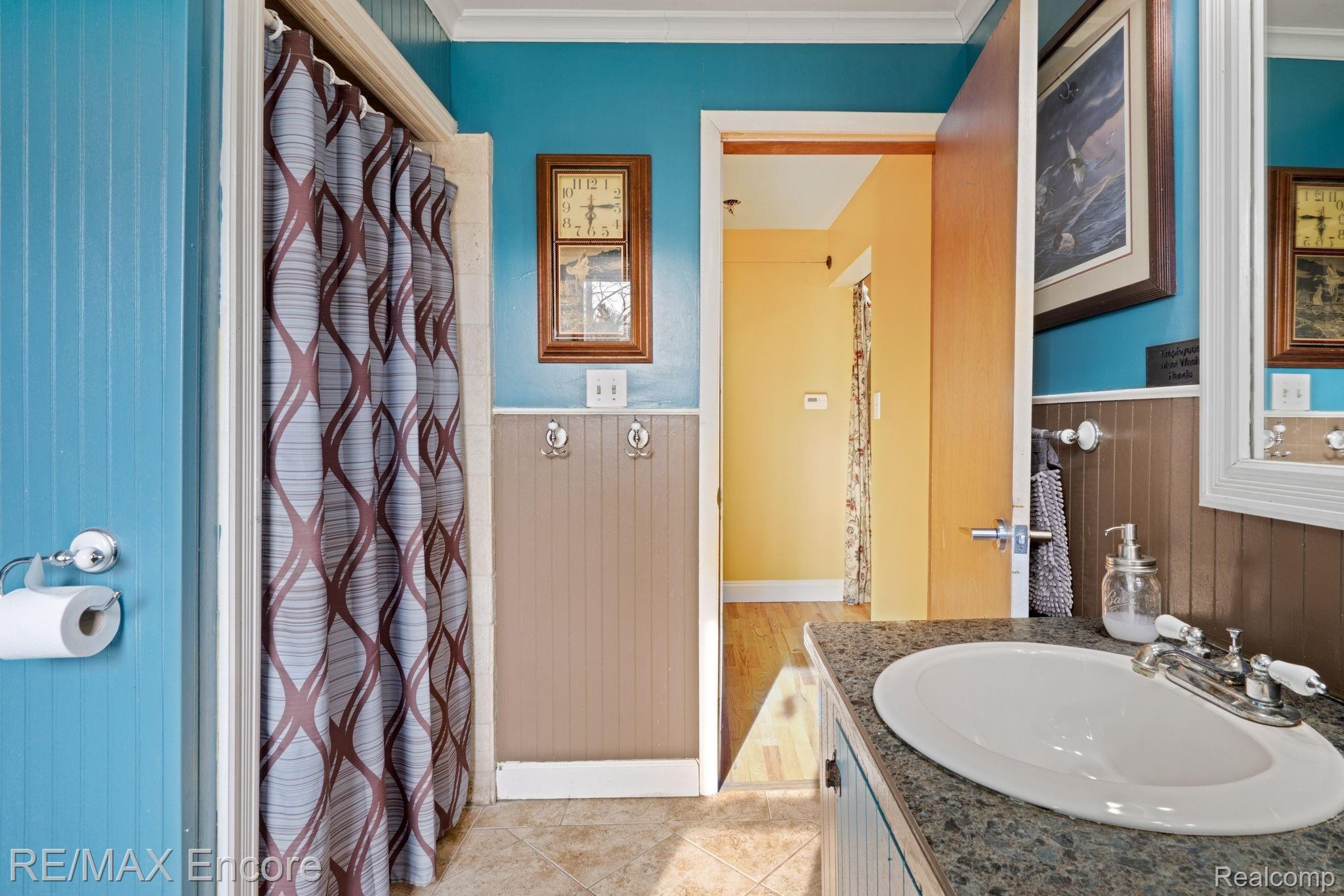 13450 Rattalee Lake Road Davisburg, MI 48350 - Photo 26 of 57 ENTRY-LEVEL MAIN BATH