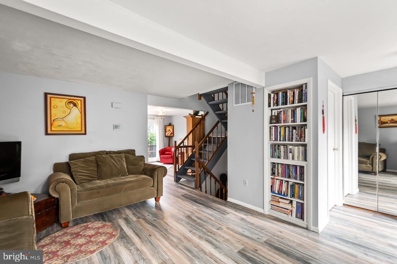8450 Stonewall Road Manassas, VA 20110 - Photo 10 of 48 a living room with furniture and a book shelf