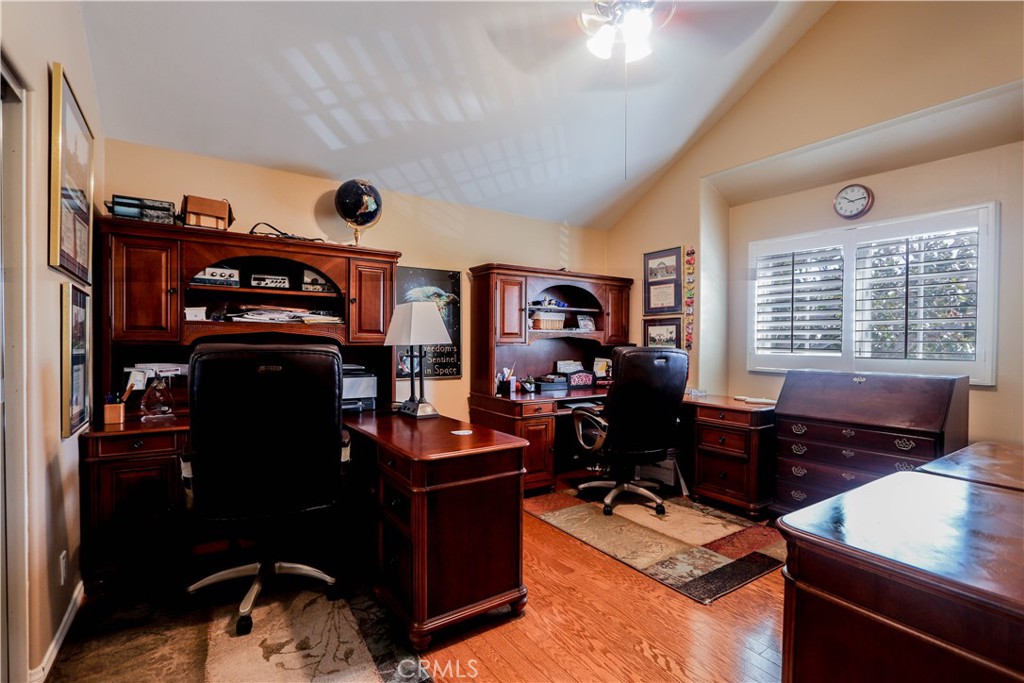 5 Cambridge Manhattan Beach, CA 90266 - Photo 36 of 71 a room with furniture