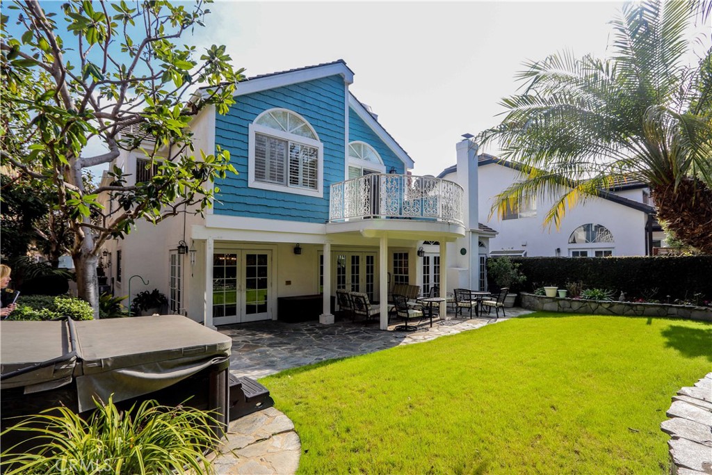 5 Cambridge Manhattan Beach, CA 90266 - Photo 10 of 71 a view of a patio with table and chairs under an umbrella