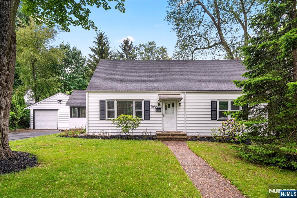 85 Serpentine Road Demarest, NJ 07627 - Photo 2 of 24
