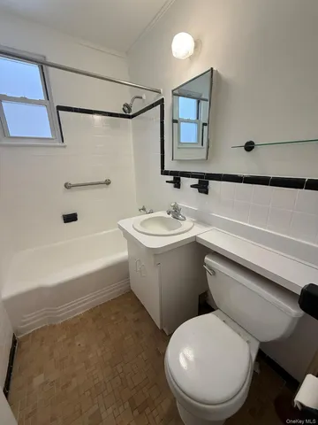 $2,400 | 175 Bryant Crescent, Unit 1J, White Plains, NY 10605