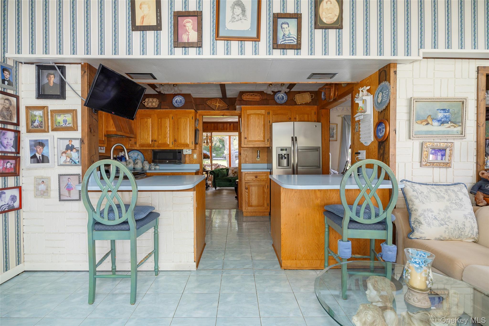 89 Deer Pond Road Verbank, NY 12585 - Photo 15 of 40 a living room filled with furniture
