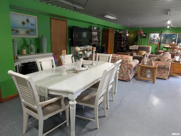 $299,000 | 340 Dameron Lane, Vienna, IL 62995