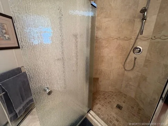 a en suite bathroom with a double vanity sink and a mirror