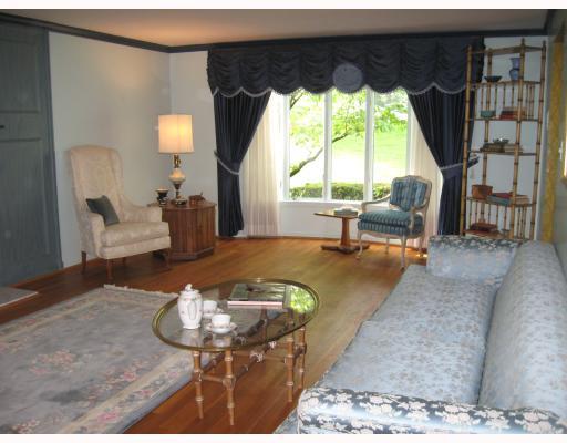 958 Osage Road Pittsburgh, PA 15243 - Photo 4 of 15 Living Room.