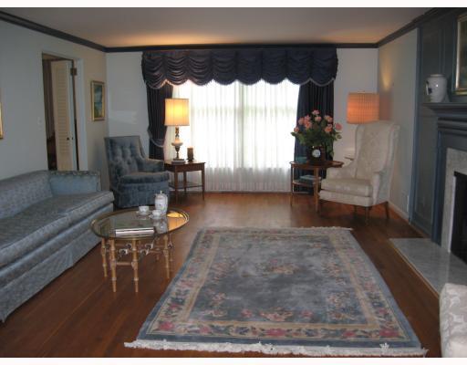 958 Osage Road Pittsburgh, PA 15243 - Photo 6 of 15 Living Room.