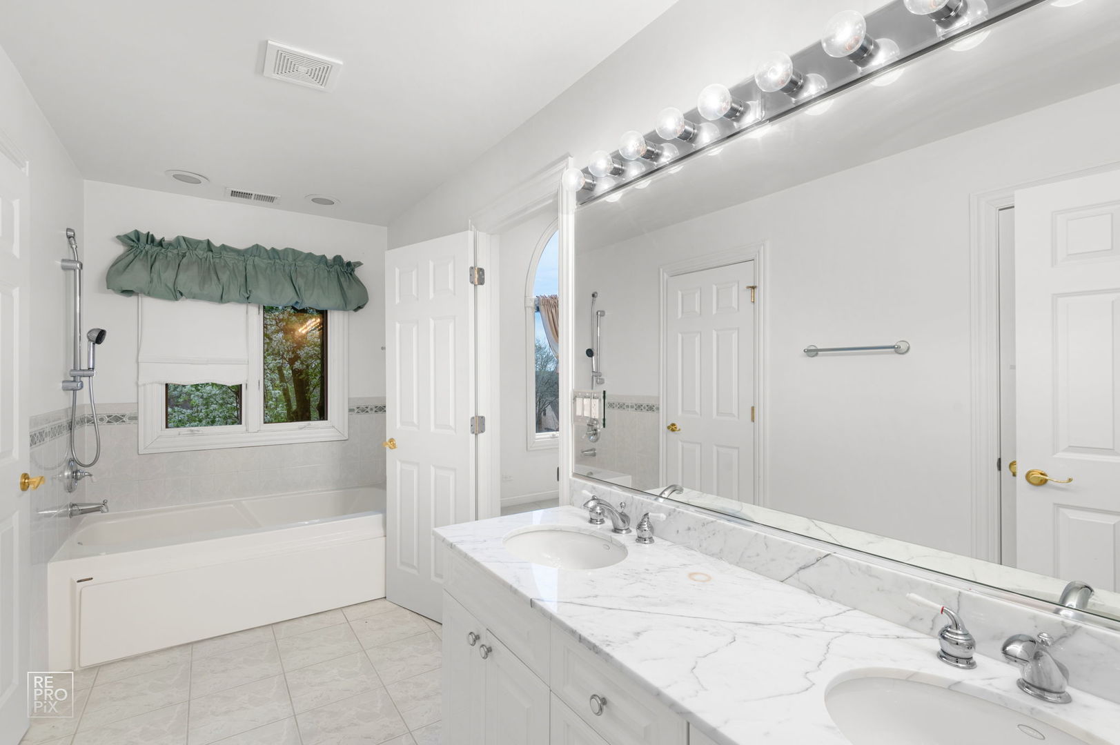 8970 Enclave Drive Burr Ridge, IL 60527 - Photo 33 of 51 Gallery Image 33