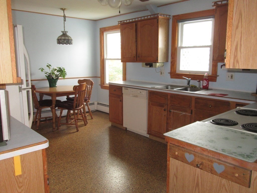 27 Davis Road Auburn, MA 01501 - Photo 5 of 29 Gallery Image 5