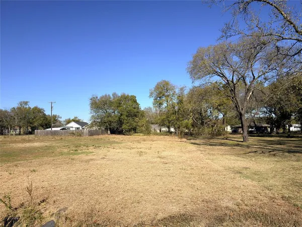a view of a yard with a house