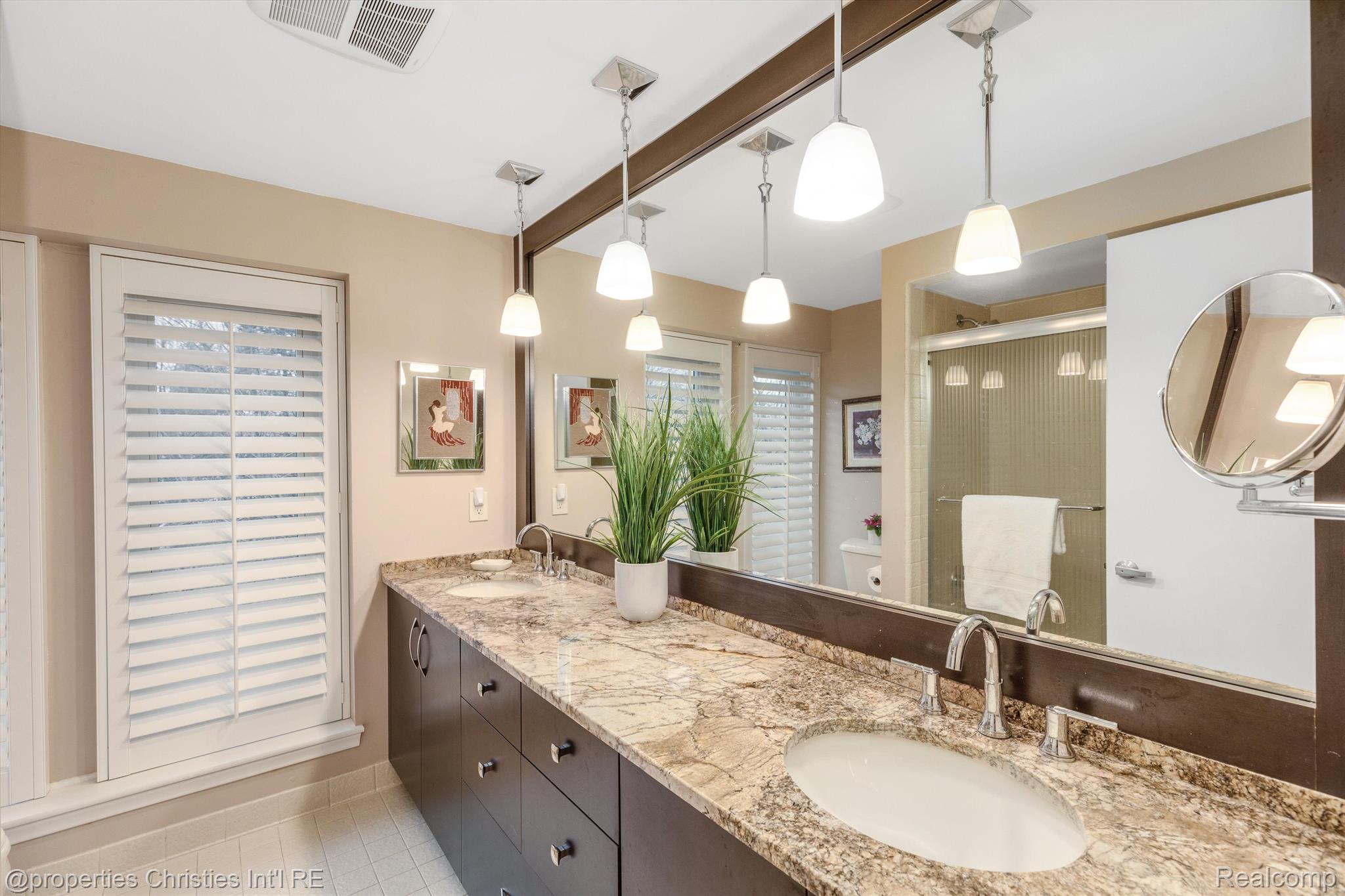 30184 High Valley Road Farmington, MI 48331 - Photo 25 of 43 Upstairs Bath