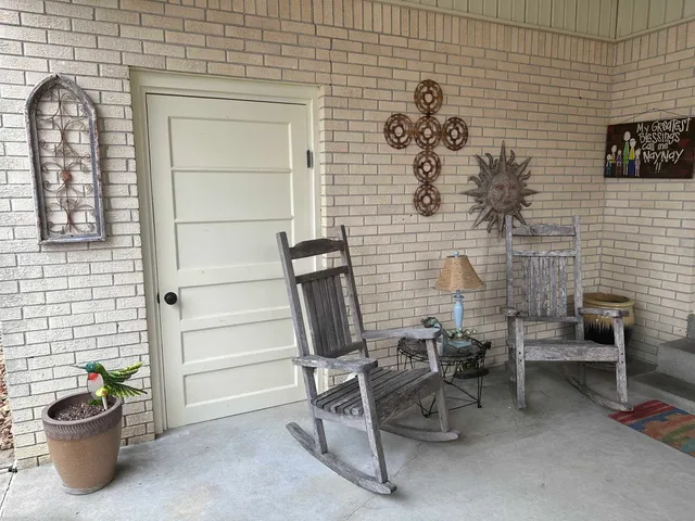 a view of entryway with outdoor seating