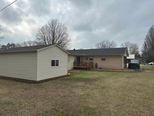 a view of a house with backyard