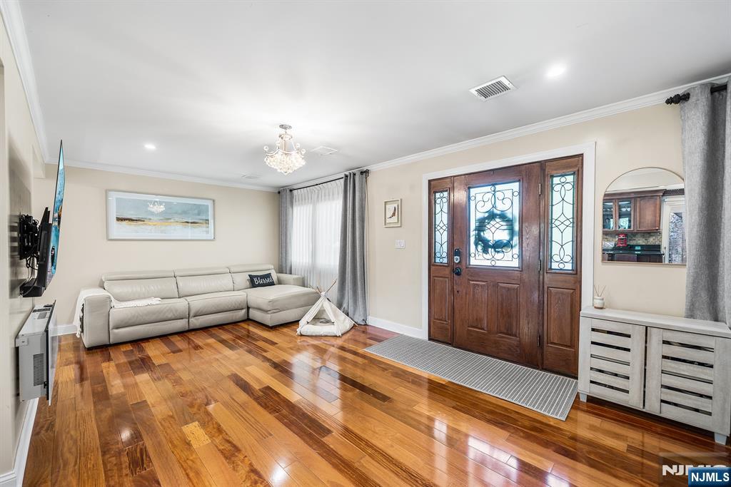 124 Crain Road Paramus, NJ 07652 - Photo 5 of 48