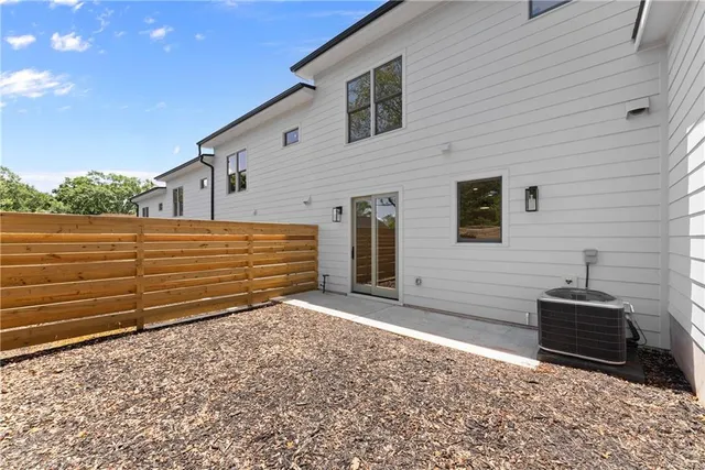 a view of a house with backyard