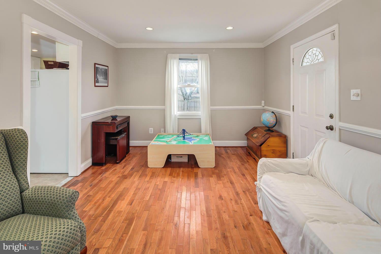 12401 Denley Road Silver Spring, MD 20906 - Photo 7 of 30 Living Room