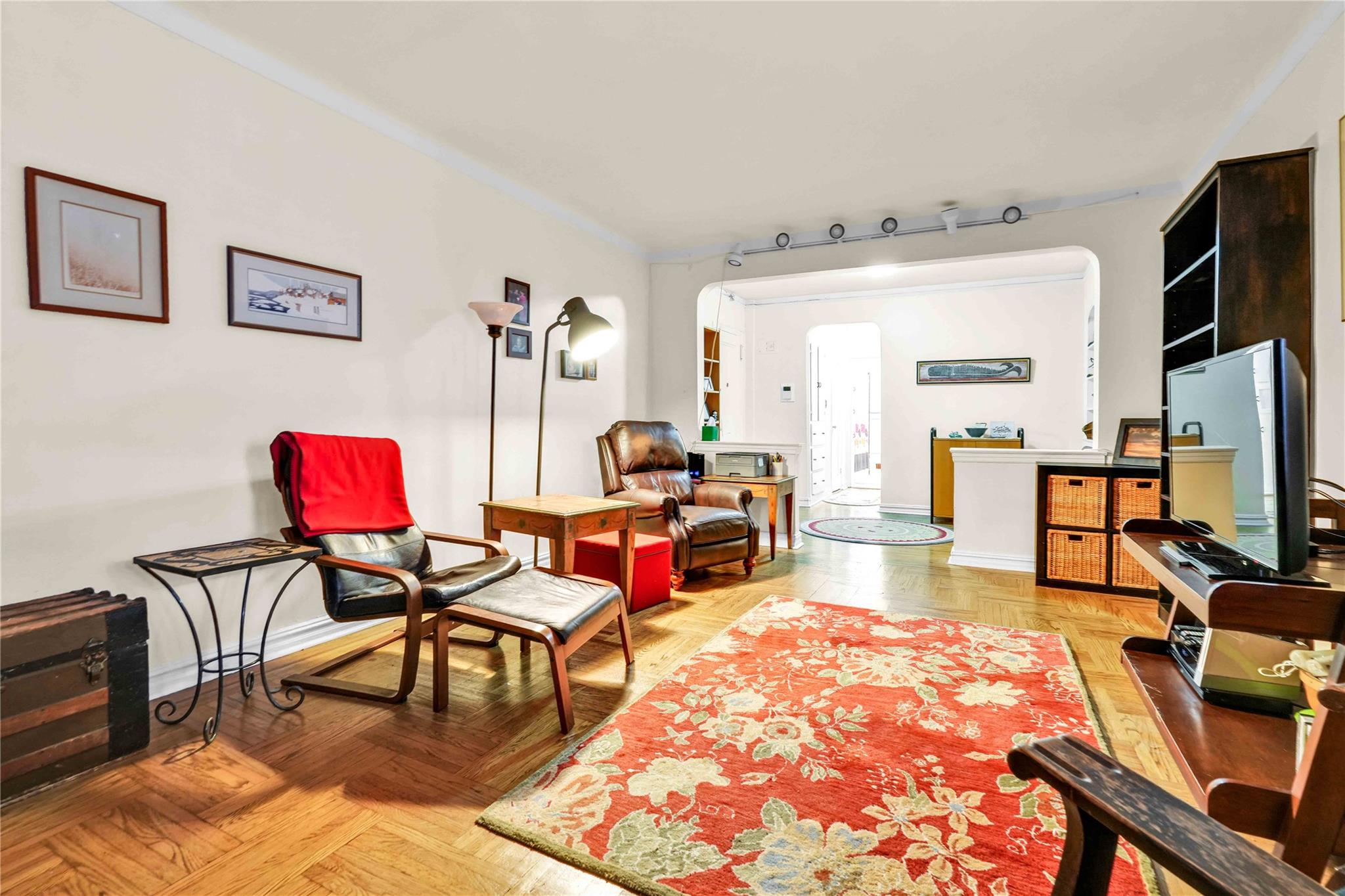 84-51 Beverly Road, Unit 5P Queens, NY 11415 - Photo 8 of 19 Living room with arched walkways and baseboards