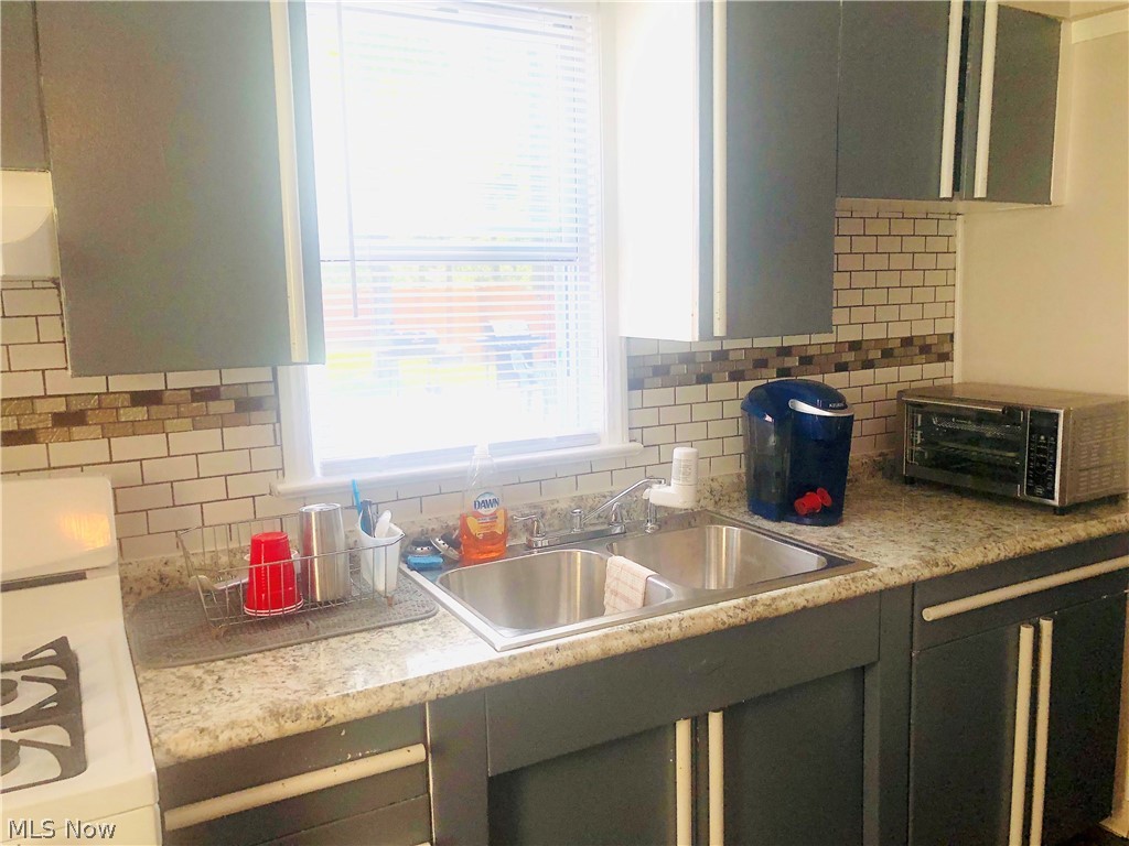 2374 Greenvale Road Cleveland, OH 44121 - Photo 14 of 28