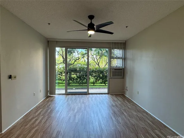 $2,250 | 3009 Ala Makahala Place, Unit 109, Honolulu, HI 96818