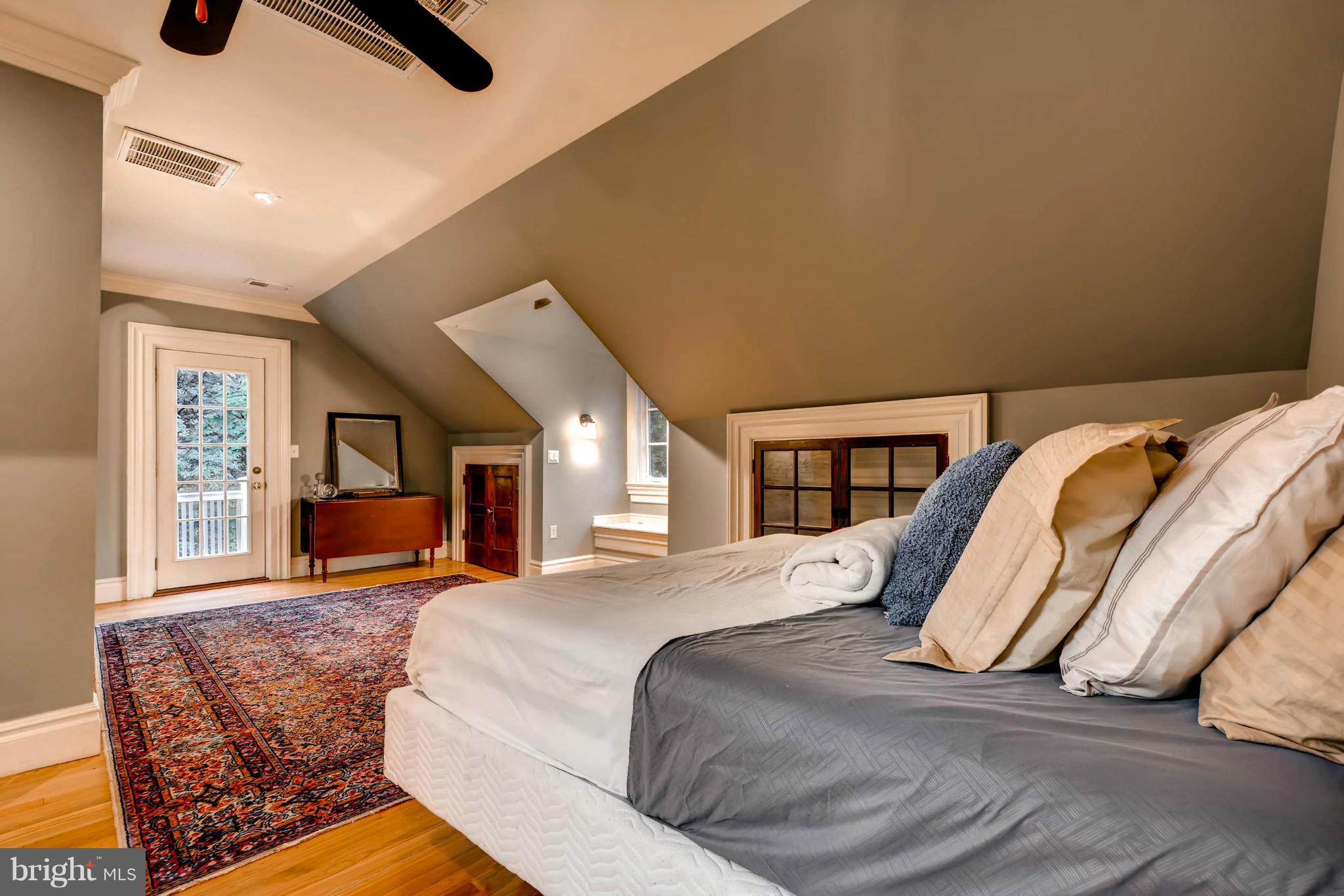 4608 Roland Avenue Baltimore, MD 21210 - Photo 23 of 30 Third floor bedroom
