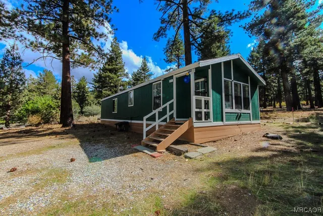 a view of a house with backyard